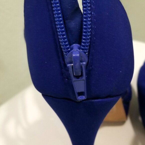 Two Lips Truly Unique Women's Heels Blue w/Metal Accents 6" - Picture 3 of 7